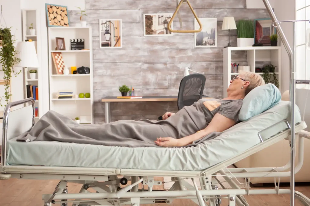 Cama articulada eléctrica con respaldo elevado en un dormitorio adaptado para ancianos